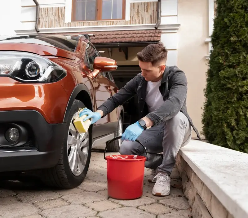 Lavage auto à domicile Monbéqui : professionnel intervenant sur un véhicule